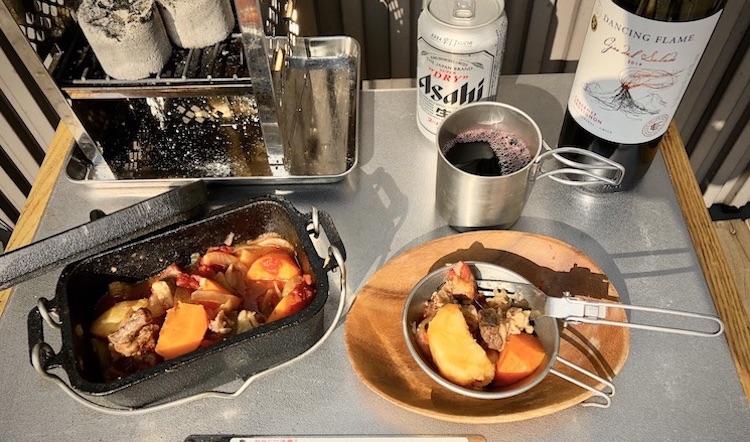 簡単キャンプ飯 ミニダッチオーブンで作るほったらかし料理 牛肉と根菜のトマト煮込み のレシピを紹介 キャンプ情報メディア キャンプバルーン