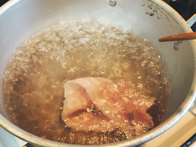 豚バラ肉は湯通し食べやすいサイズに