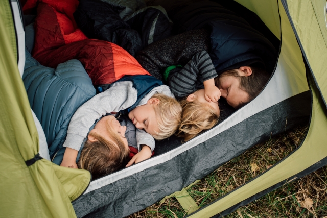 冬キャンプ 寝袋で暖かく寝るのに最適な服装をご紹介 キャンプ情報メディア キャンプバルーン