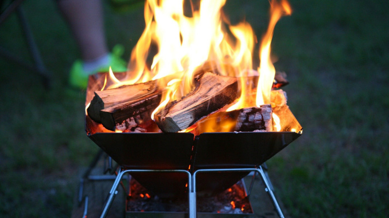 おすすめ5選 超お手軽に火の粉対策 焚き火ポンチョの効果や選び方を徹底解説 キャンプ情報メディア キャンプバルーン